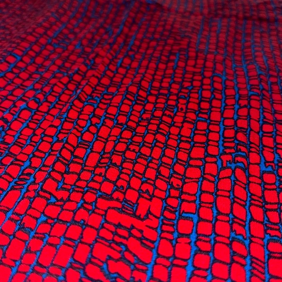 🍁 Lularoe “Azure” skirt red/blue pattern black outline M - Picture 3 of 7